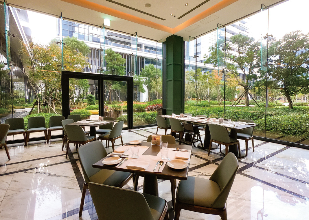 Garden Kitchen坐落於絕美花園旁邊，透明高挑的玻璃窗令人沐浴在綠意與陽光之中。