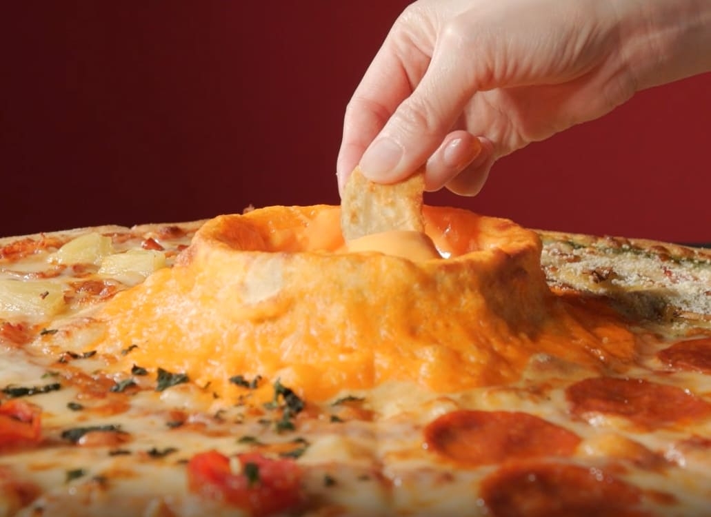 達美樂「起司火山披薩」帶來創意起司沾醬新體驗,副食增添濃郁滋味。