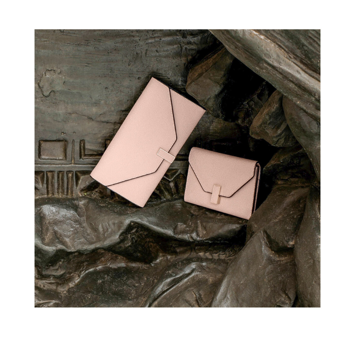 Valextra Iside Continental Purse With Chain $44000 （左）/ Iside Fold Wallet $32,000(右)