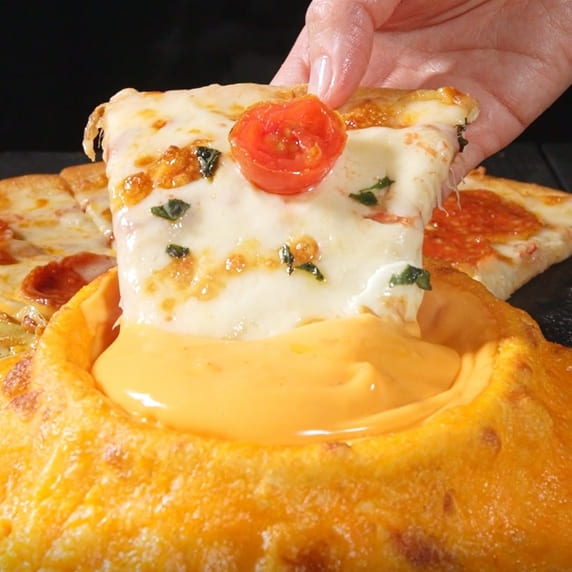 達美樂「起司火山披薩」火山造型一秒成為派對焦點,隨手一拍都能輕鬆出片。