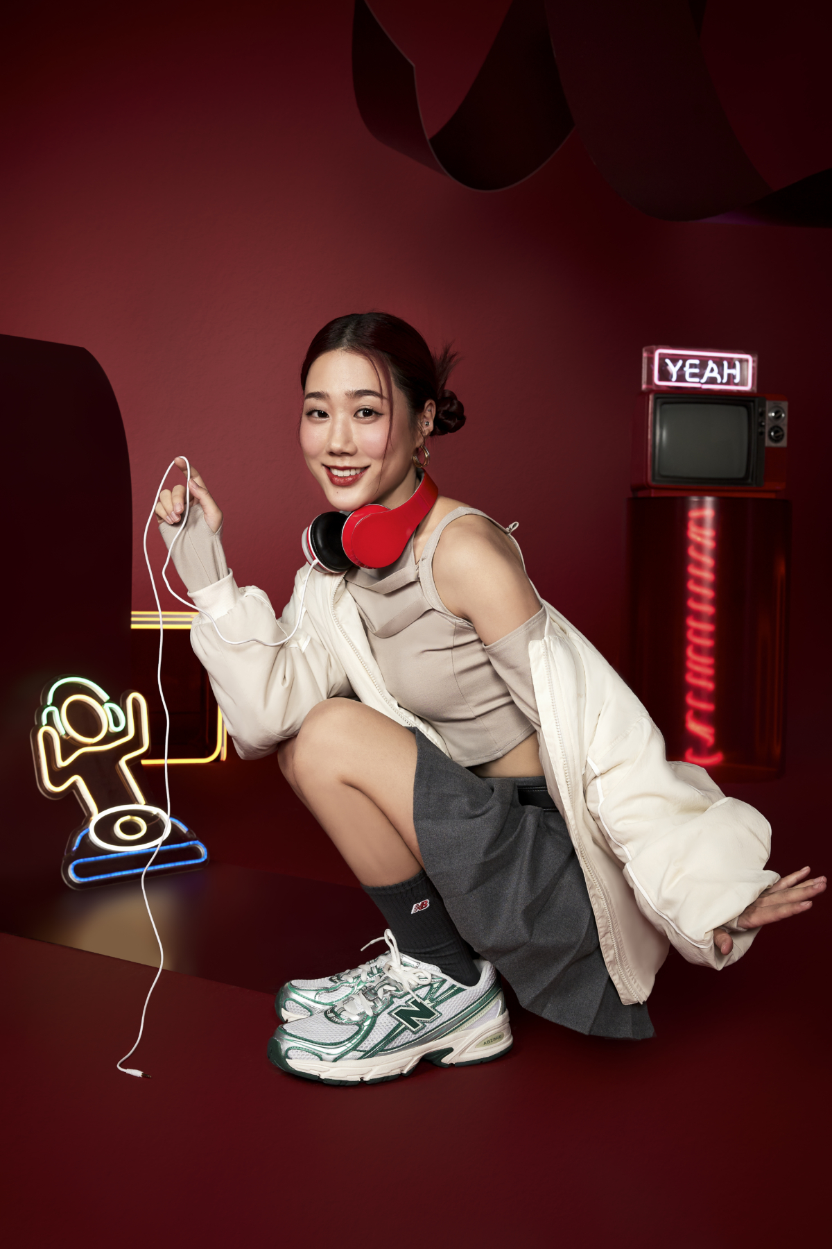 韓勾ㄟ金針菇穿上New Balance 740 森林綠，絕佳的緩震性能與時尚造型，完美詮釋千禧年代復古美學。