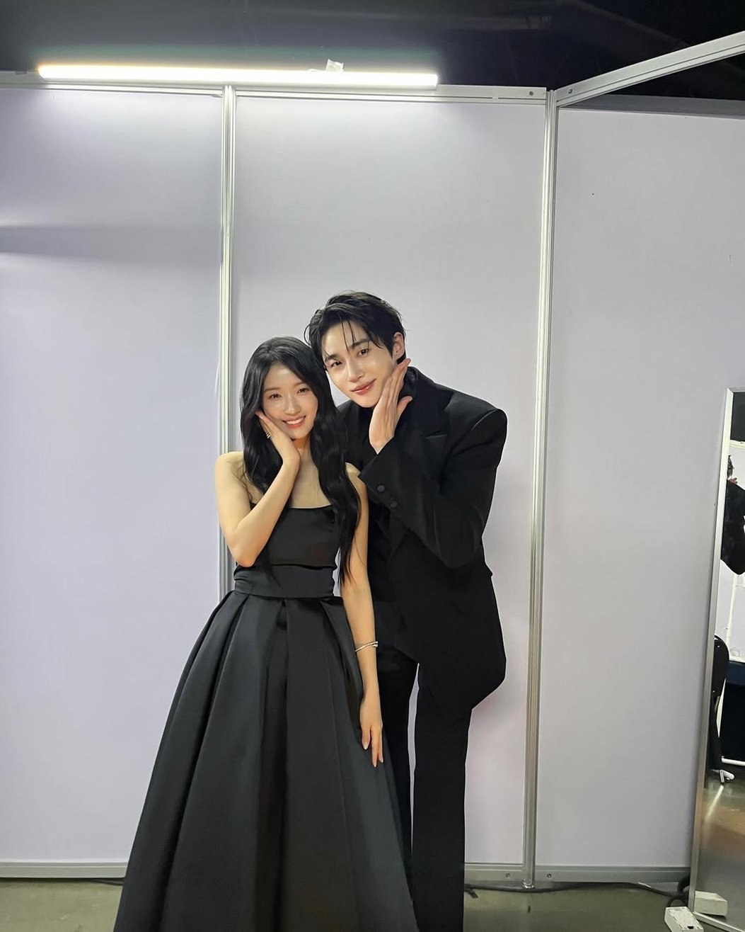 率善CP終於同框！善宰幫金惠奫調麥架超甜，邊佑錫爆笑強制退場