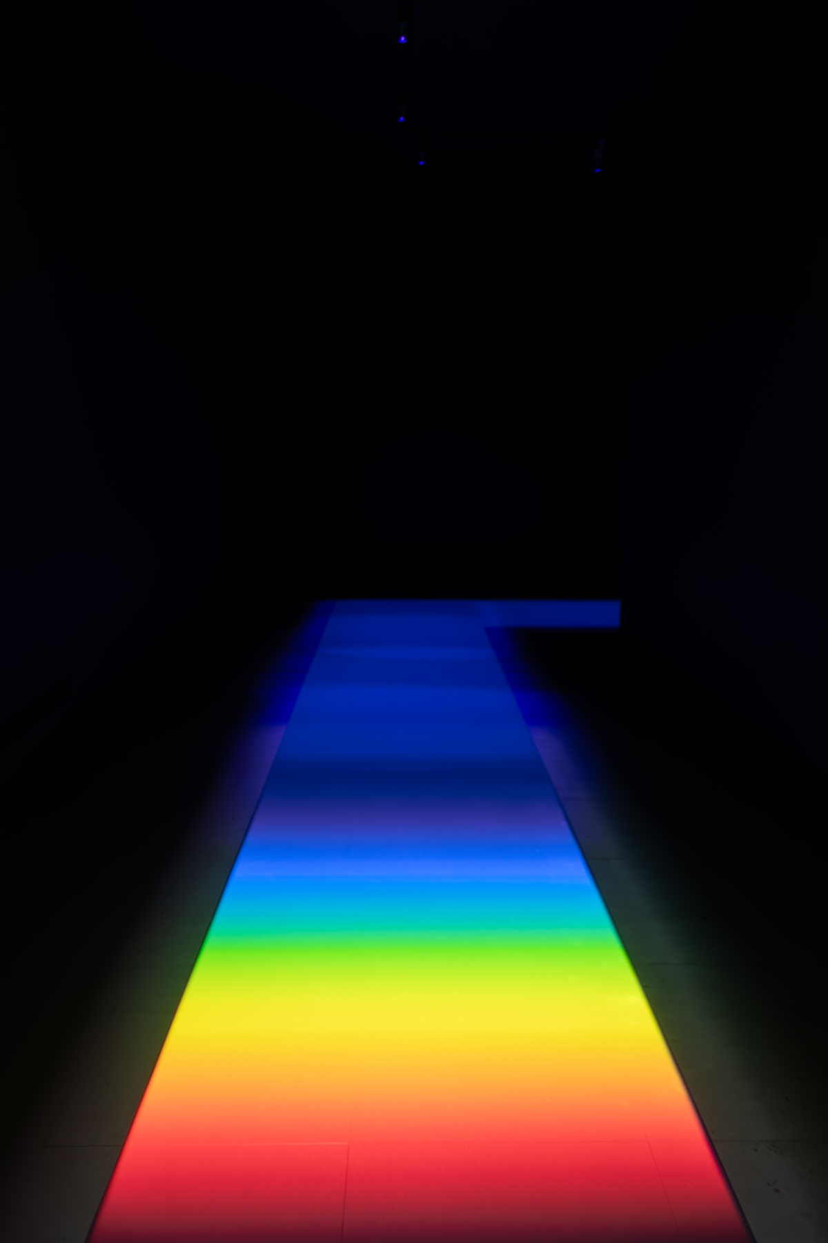 奇美博物館特展《畫師們》「光學體驗區」可以走進光學長廊，觀察光譜的變化。