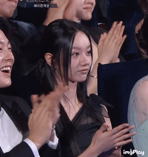 惠利在頒獎典禮上露出了一絲尷尬的表情，隨後只是輕輕鼓掌