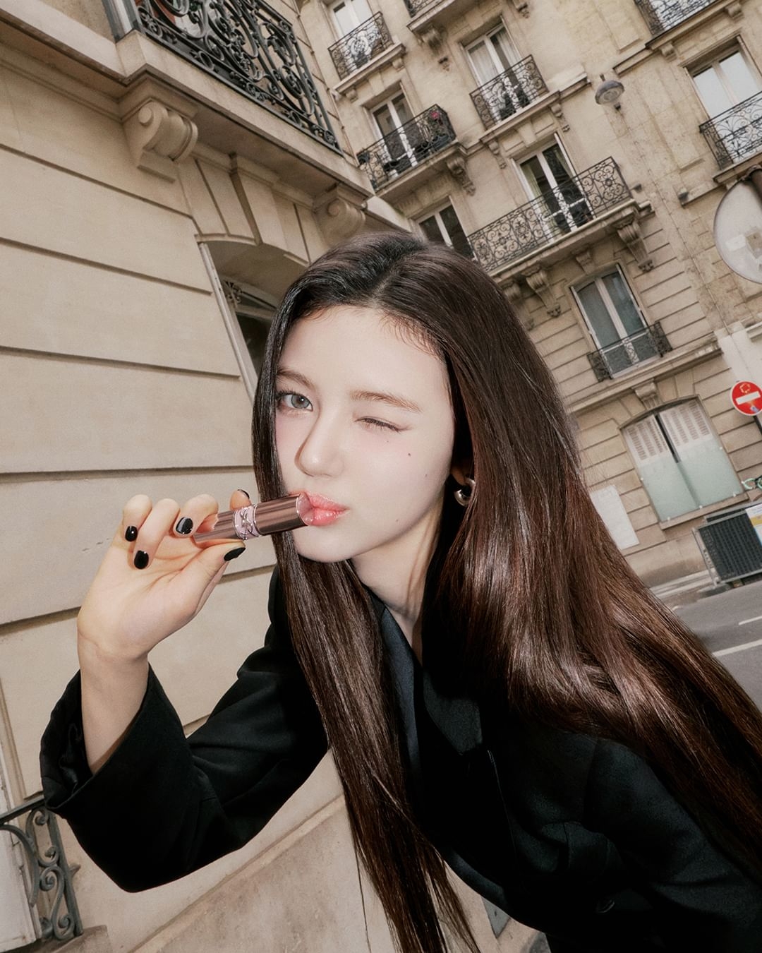 Danielle使用YSL情挑誘光潤唇膏#44裸灰領結