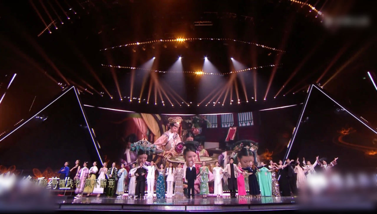 《後宮甄嬛傳》導演、演員合唱劇迷們所創作的歌曲〈敘花列〉。