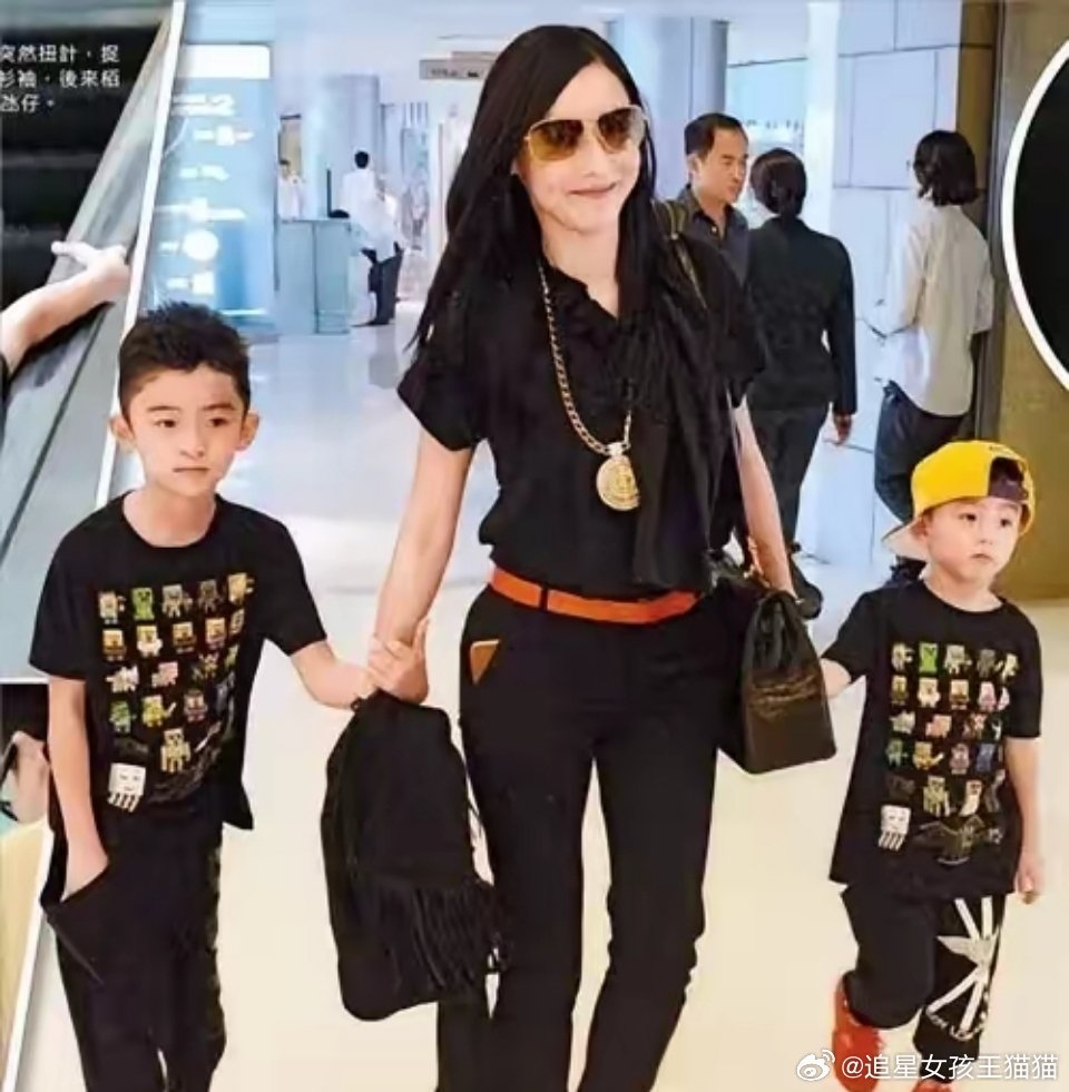 張柏芝一手牽著小小年紀的謝振軒Lucas、一手拉著二兒子謝振南Quintus。