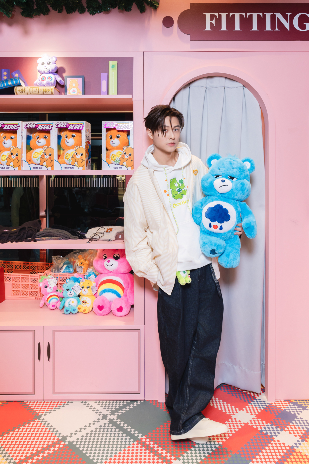 穿著Care Bears帽踢和新款Funshine Bears襯衫的王子