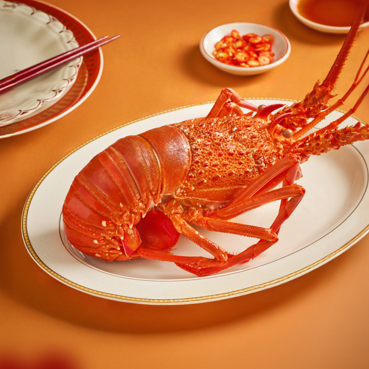 橘色門市限定年菜「豪華海陸組」中包含空運澳洲活龍