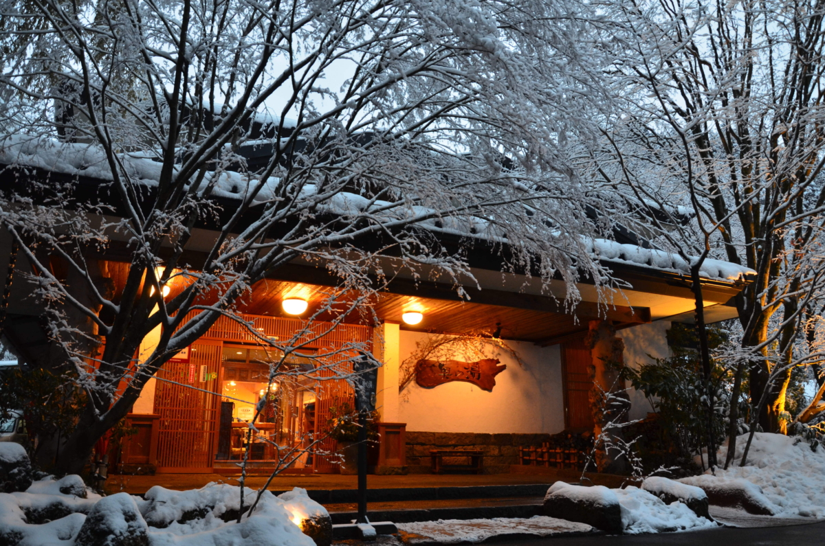  熊本縣「南小國」位於阿蘇群山中，當地的黑川溫泉為鈉氯化物硫酸鹽泉，泉溫高達近百度，被譽為「藥師之湯」。