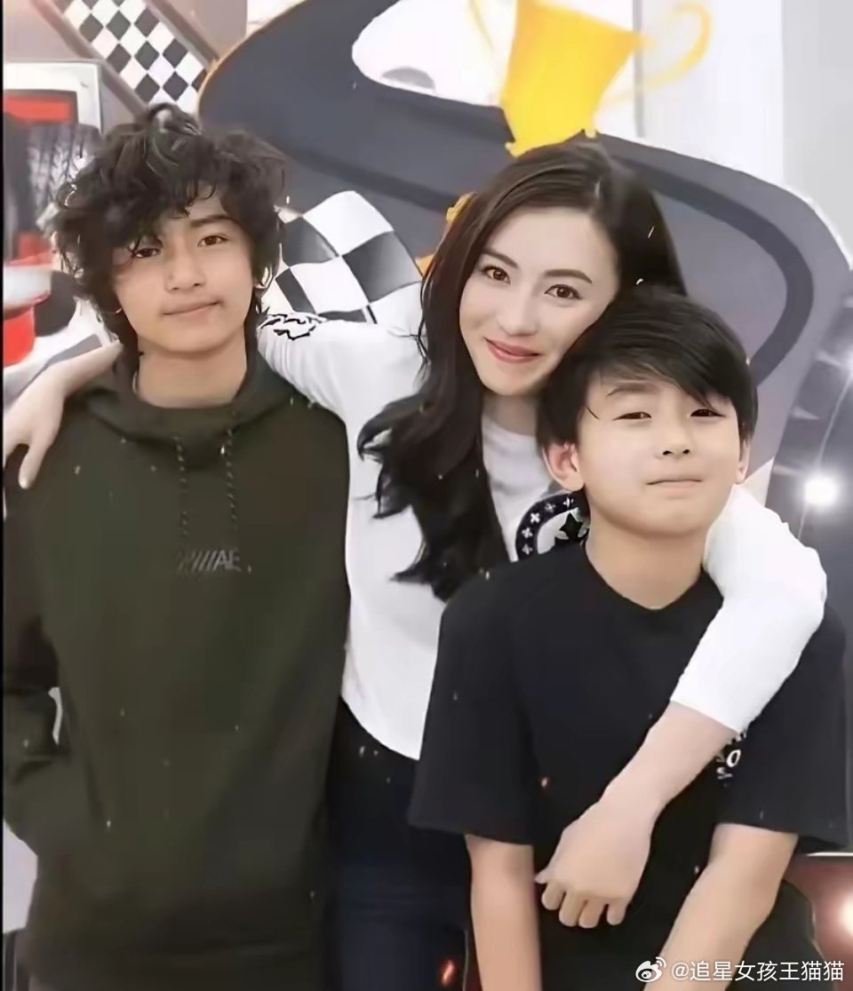 張柏芝獨力撫養大兒子謝振軒Lucas、二兒子謝振南Quintus。