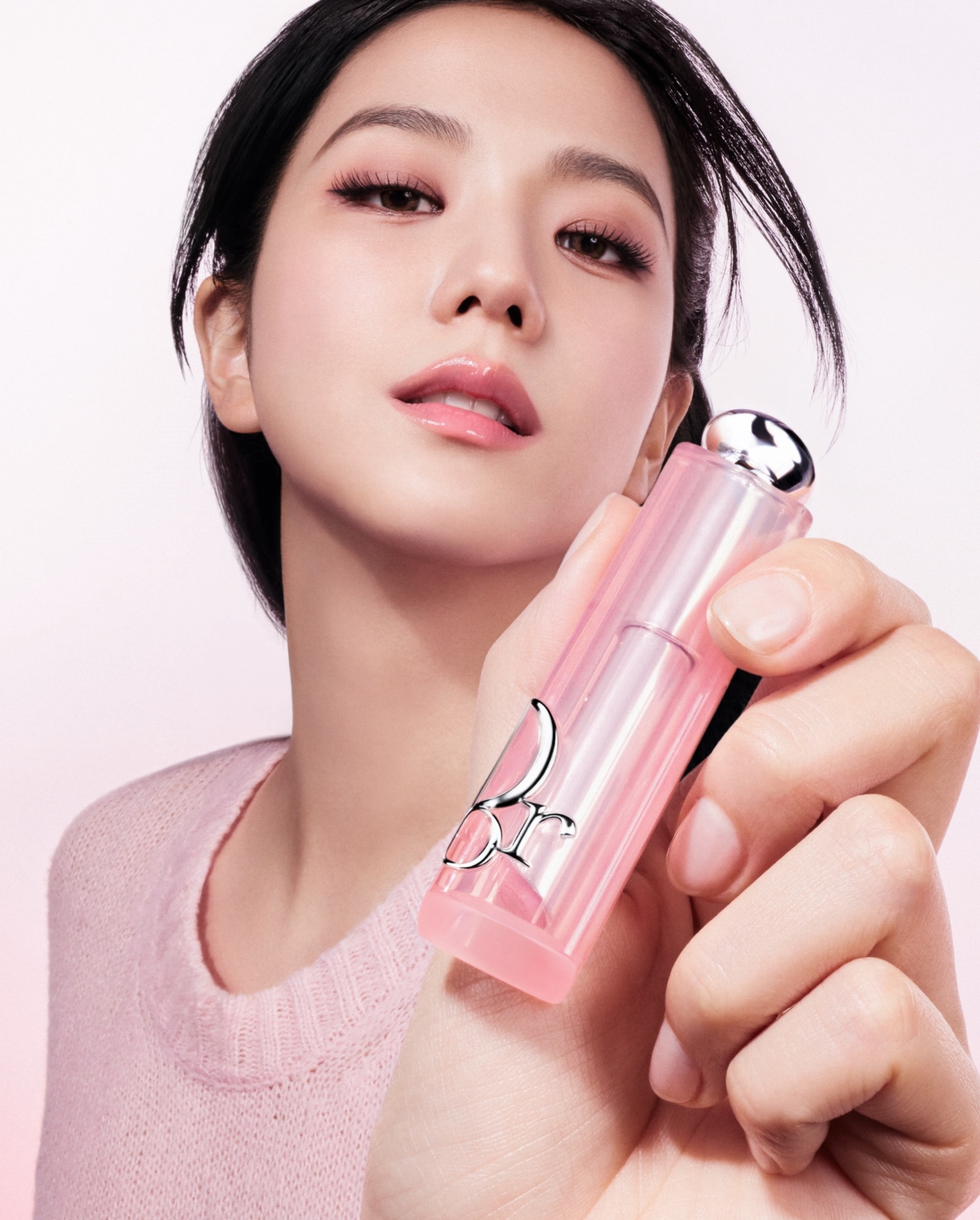 充滿活力的Jisoo帶領我們進入柔和色彩的泡泡世界,甜美演繹#001經典粉
