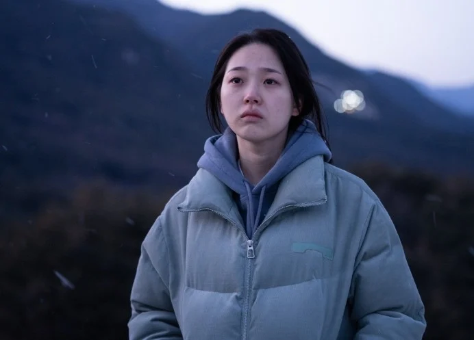 《陰影下的她》