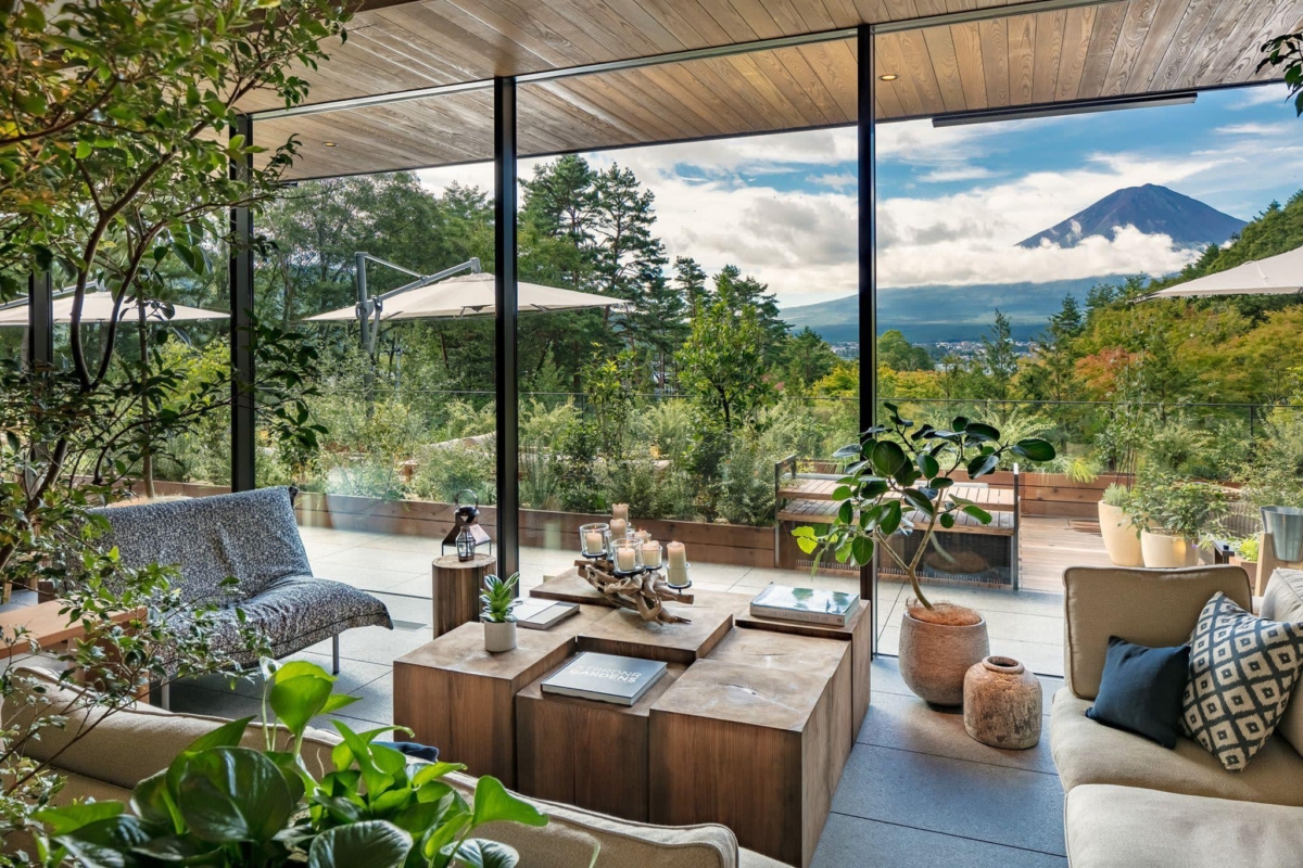 「馥府 河口湖」擁有綠意盎然的的木質調設計