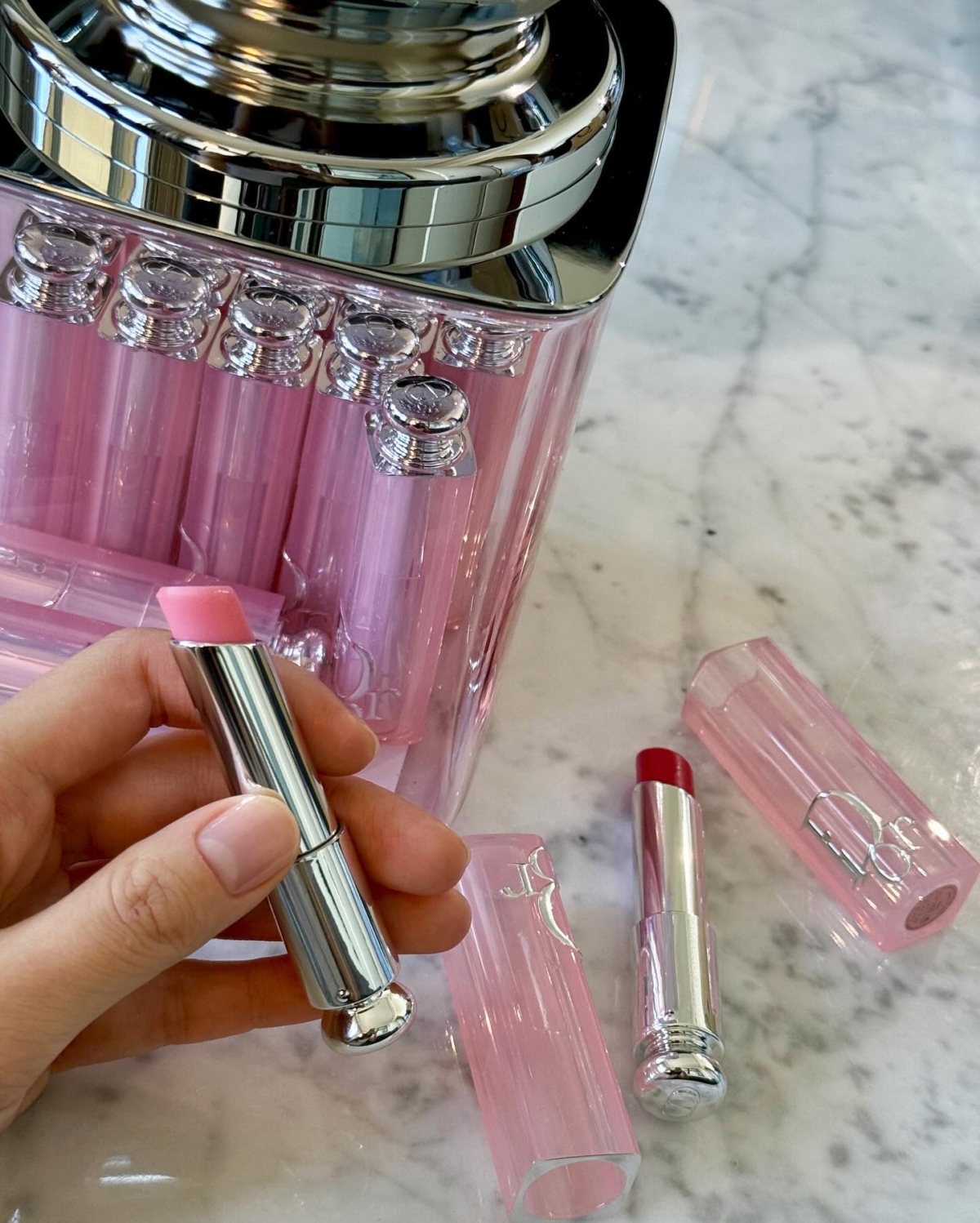 Jisoo愛用Dior 迪奧癮誘粉漾潤唇膏