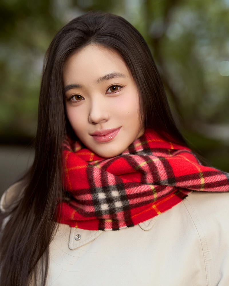 許韶恩(Lily)配戴Burberry紅色格紋喀什米爾圍巾，NT$32,500