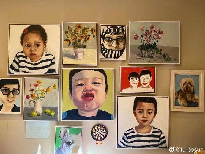 孫儷將鄧超的抽象畫放在自己的畫作中間。