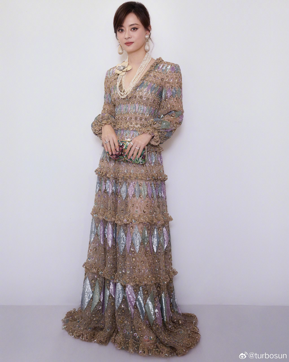 孫儷以Valentino 2025早春系列高級訂製服貴氣登上《甄嬛愛不停──甄嬛傳小主節晚會》。