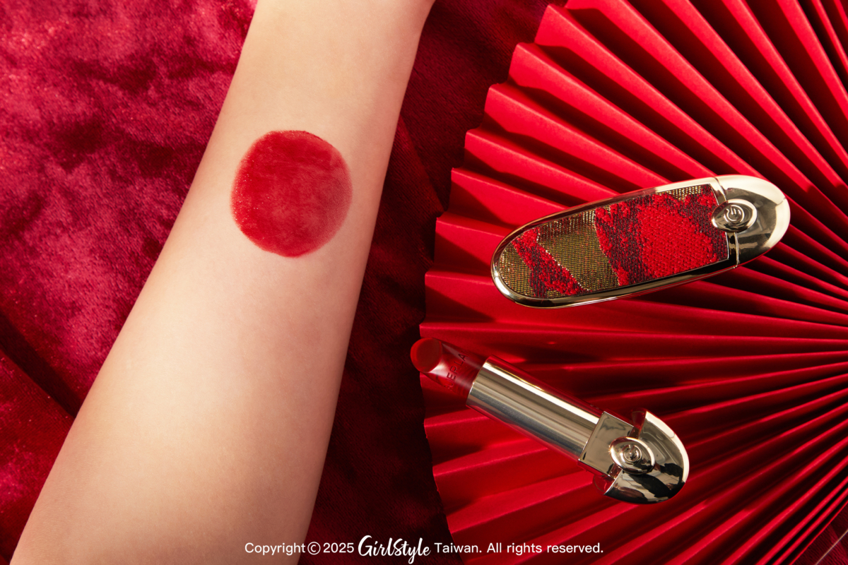 嬌蘭 紅寶之吻高訂唇膏蛇舞金春限定版彩殼，NT$1,350+N°669 金運紅 蛇舞金春限定版，NT$1,400