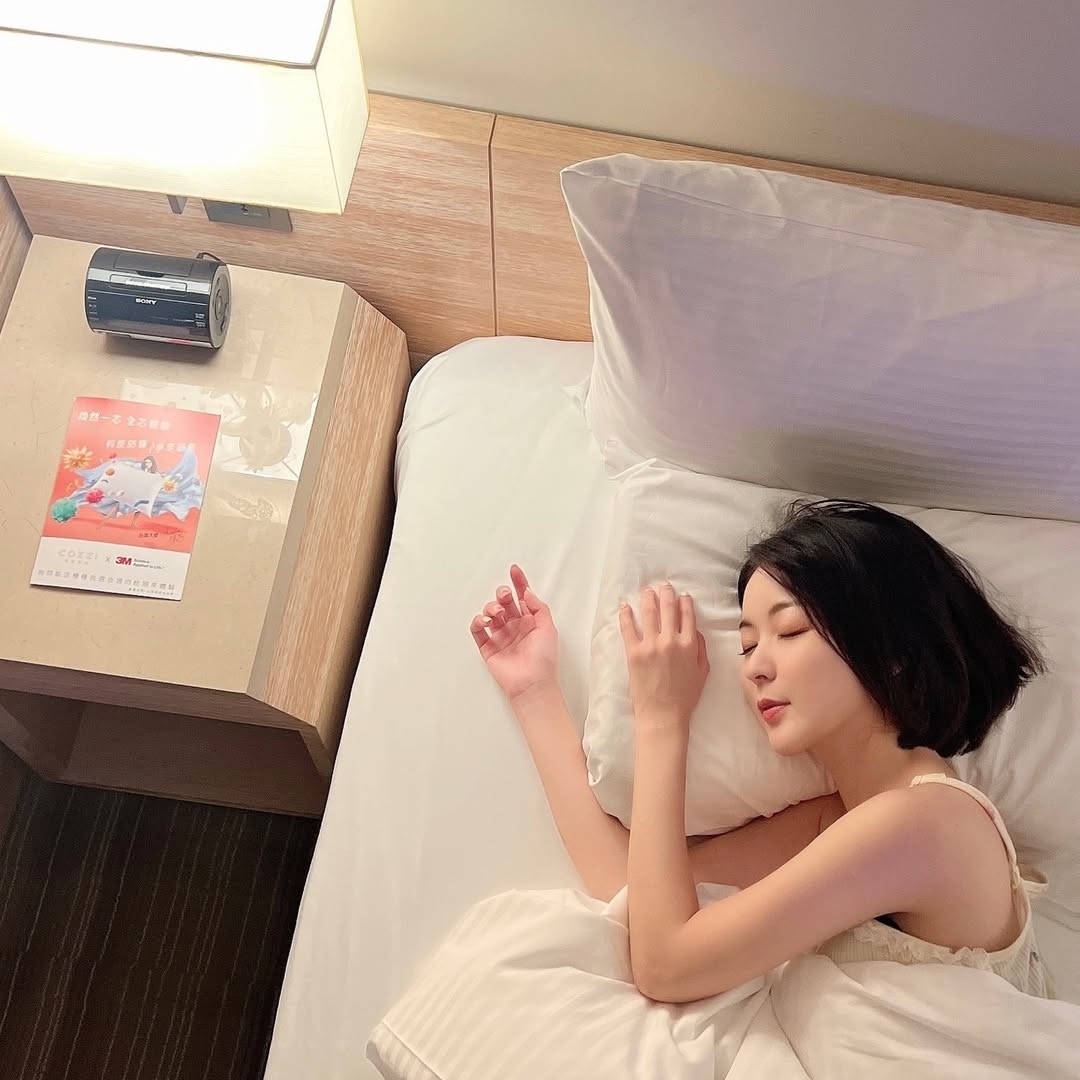 台北民生館景隅客房提供舒適空間與質感乳膠枕。