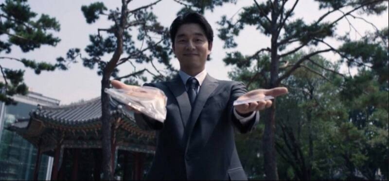 《魷魚遊戲2》首集孔劉到公園露出笑容向遊民們互動。