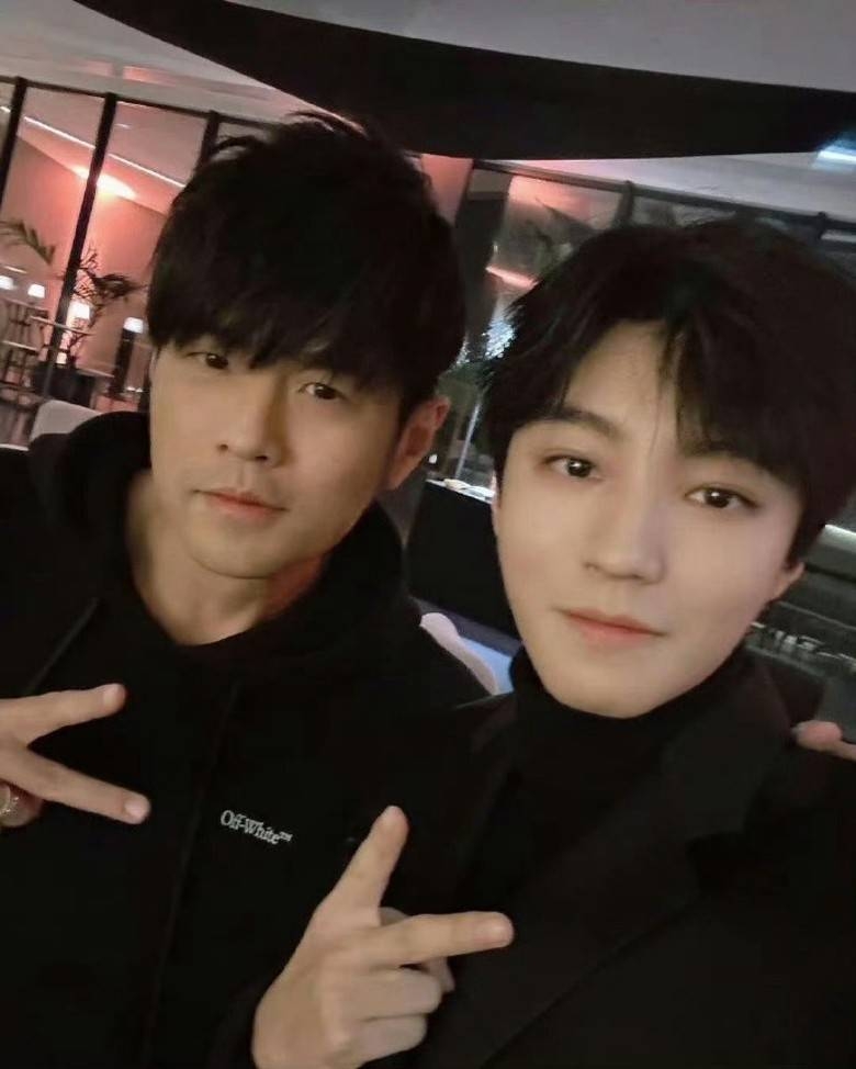 王俊凱2024替周杰倫慶生時曬出與偶像的合照。