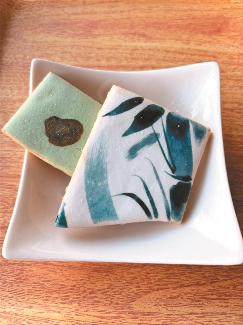 大阪陶瓷美術館咖啡廳「Café KITONARI」陶片餅乾，青花瓷花紋太逼真，簡直能以假亂真！