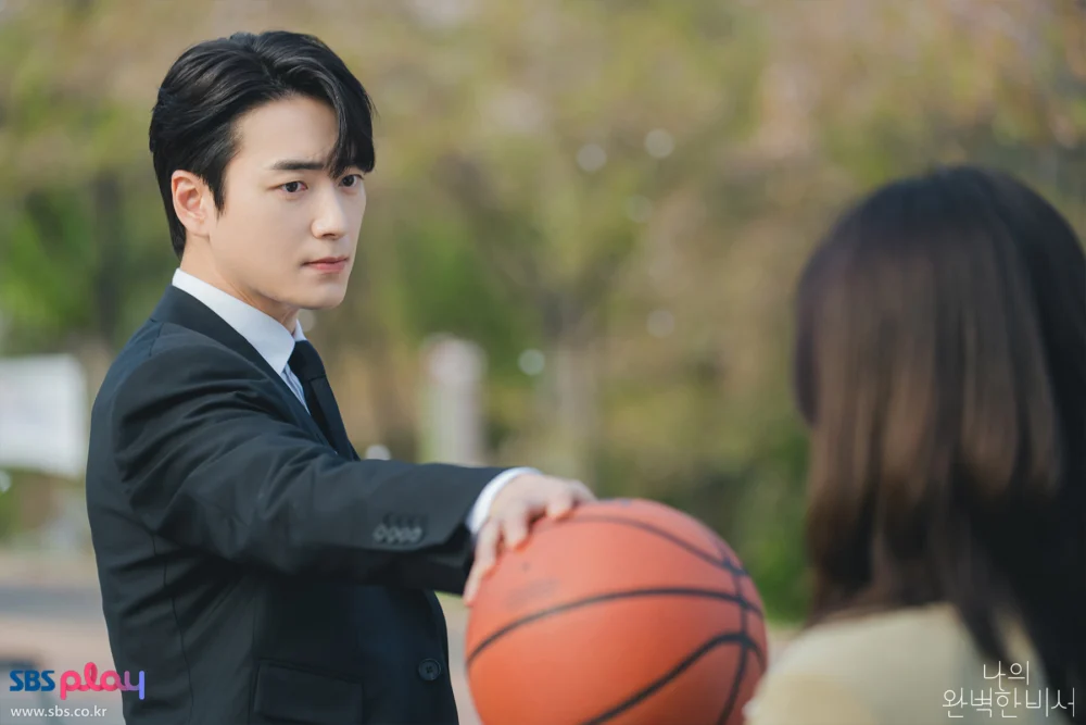 李浚赫飾演貼身秘書「劉恩浩」