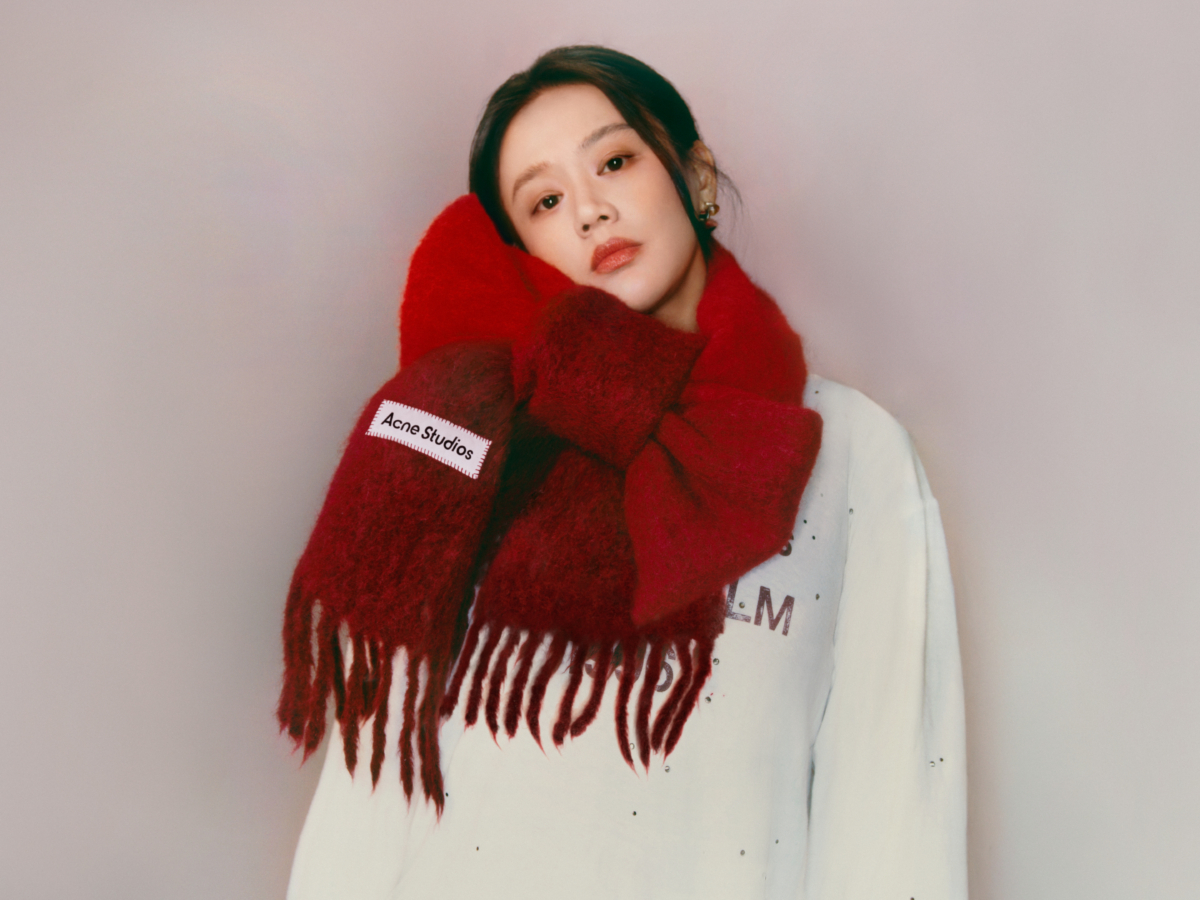 馬思純圍著Acne Studios圍巾