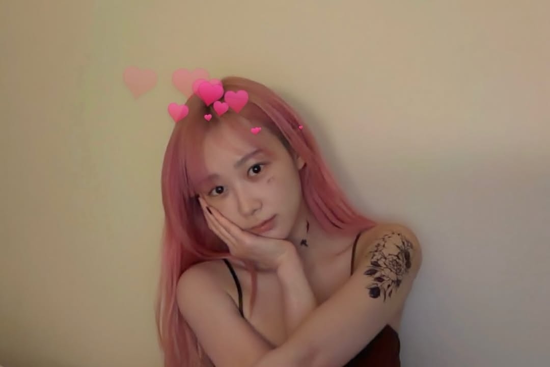aespa Giselle展示刺青貼紙自拍