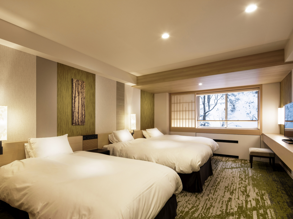 「第一滝本館」設有佔地 1500 坪的溫泉大浴場，提供共有 35 座功效各異的浴池。