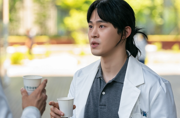 《外傷重症中心》麻醉醫師「朴敬遠」優秀專業。