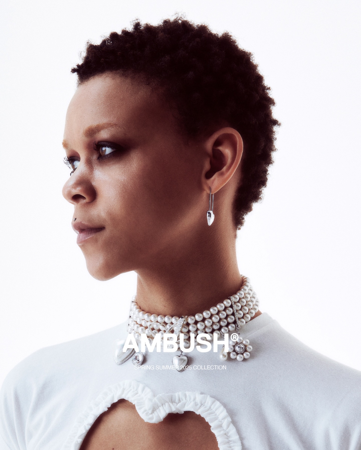 2025 情人節，Ambush 延續其前衛風格，完美融合潮流美學與浪漫氛圍推出多款獨特愛心形狀的飾品。