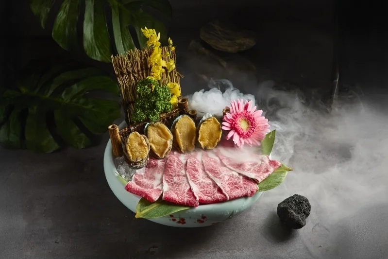 無老鍋台北永康店限定「龍蝦鮑魚極緻雙饗」鮮味十足。