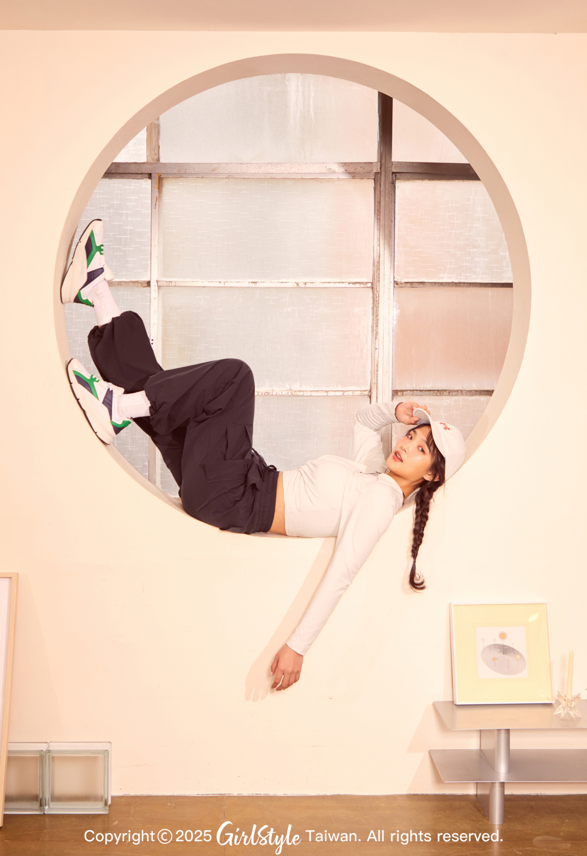 UNDER ARMOUR｜女 APAC HER Cover Up 長 T-Shirt、女 APAC HER 降落傘褲、Forge 96 LEATHER Reissue 慢跑鞋、女 Blitzing 棒球帽