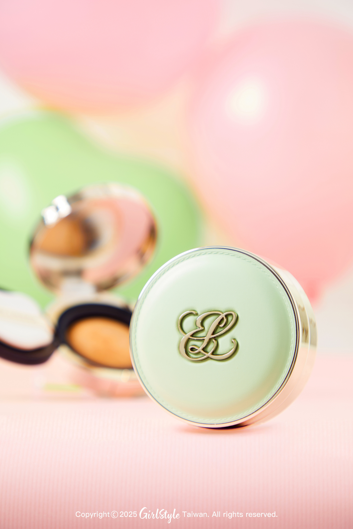 雅詩蘭黛 粉持久天生美肌氣墊粉餅SPF25/PA+++ 1W1浪漫開心果(Ladurée聯名款) ，NT$2,900(一盒兩蕊)