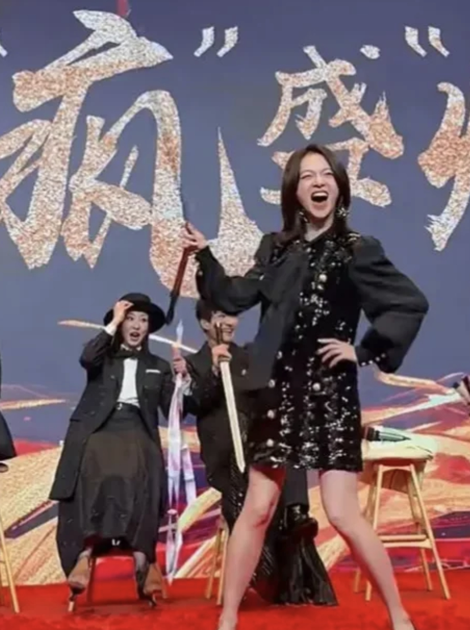 吳謹言去年在《春花焰》發布會上挺孕肚甩鞭，身後演員嚇到目瞪口呆。