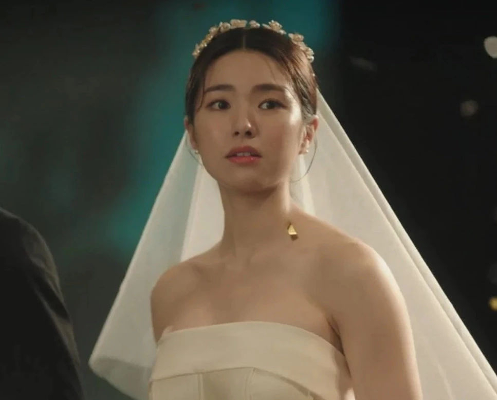 賀營在《非常律師禹英禑》第二集《飄逸的婚紗》中飾演不想結婚的新娘子「金花英」一角。