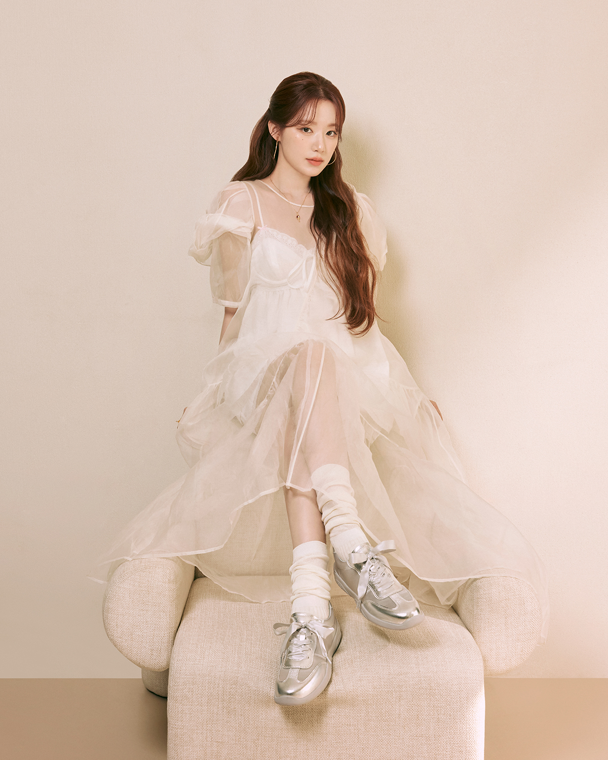 (G)I-DLE 舒華以雪紡洋裝搭配銀色球鞋與泡泡襪