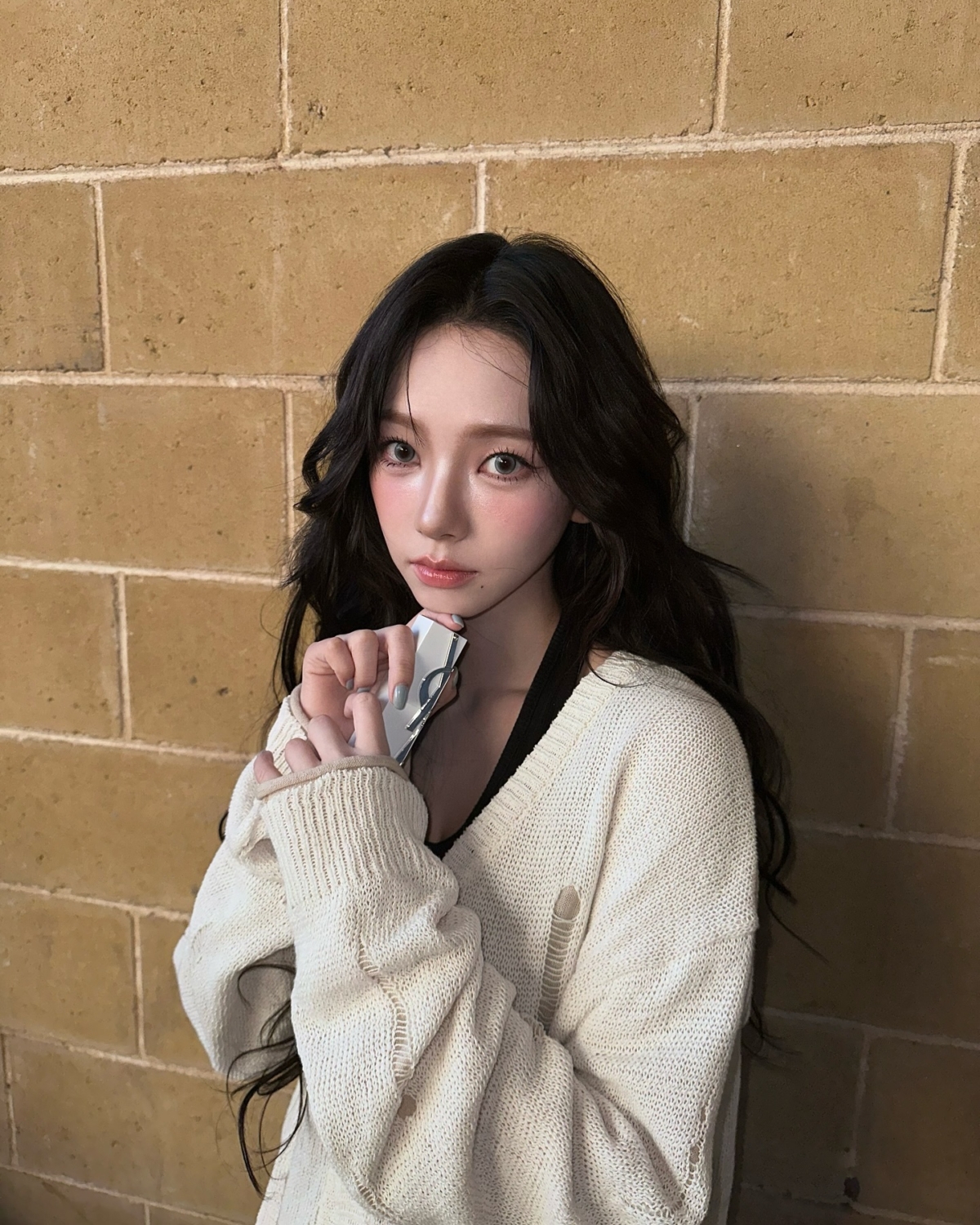 aespa Karina透過「柔和色系」白色針織穿出冬天溫柔感