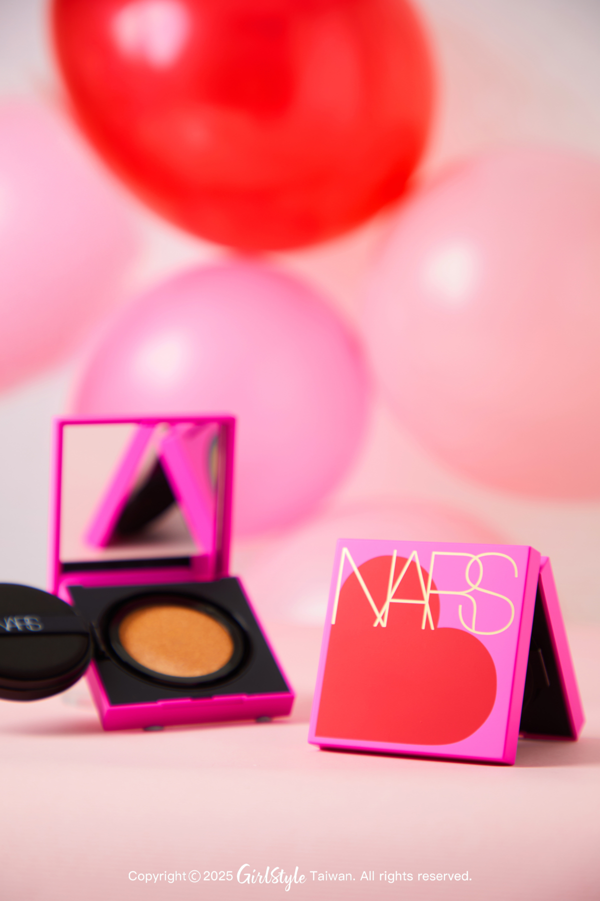 NARS 超持久亮顏氣墊粉餅盒 傾心愛慕限量版，NT$500 / 蕊心，NT$1,400