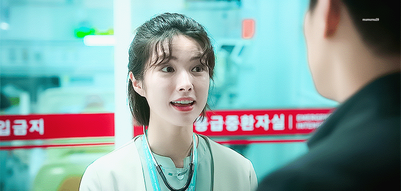 夏英在《外傷重症中心》飾演的是資深護理師「千薔薇」