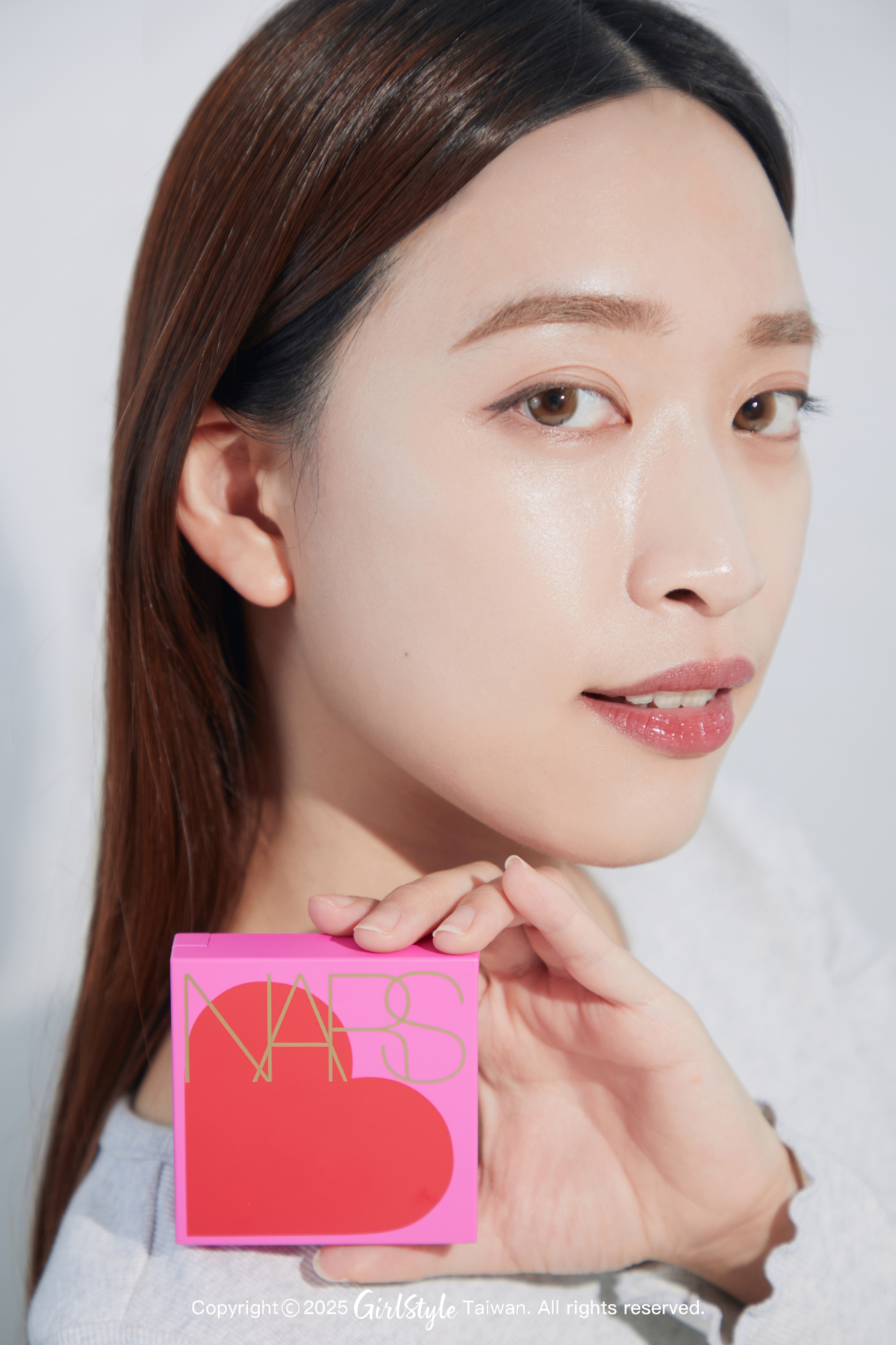 NARS 超持久亮顏氣墊粉餅盒 傾心愛慕限量版，NT$500 / 蕊心，NT$1,400