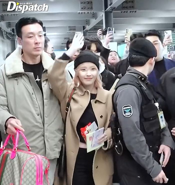 現身機場的IU被發現手上拿著義美小泡芙。