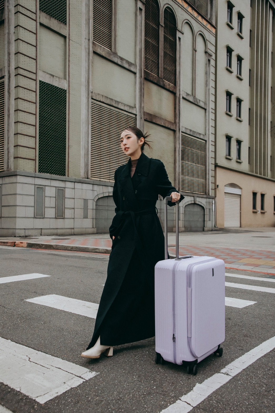 2025 柔和溫暖色系搭出時髦旅行 LOOK 優雅接軌完美旅程