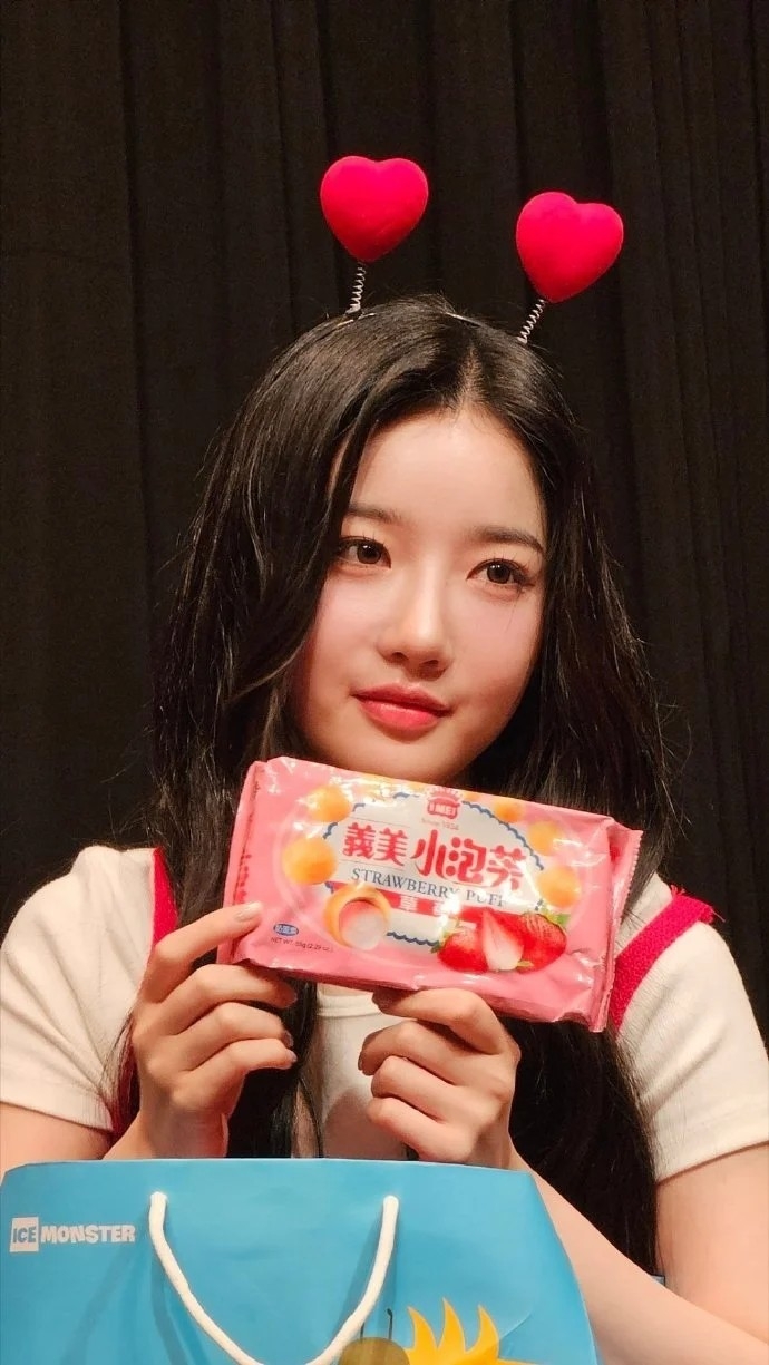 南韓女團tripleS美女成員金琉然也愛義美小泡芙。