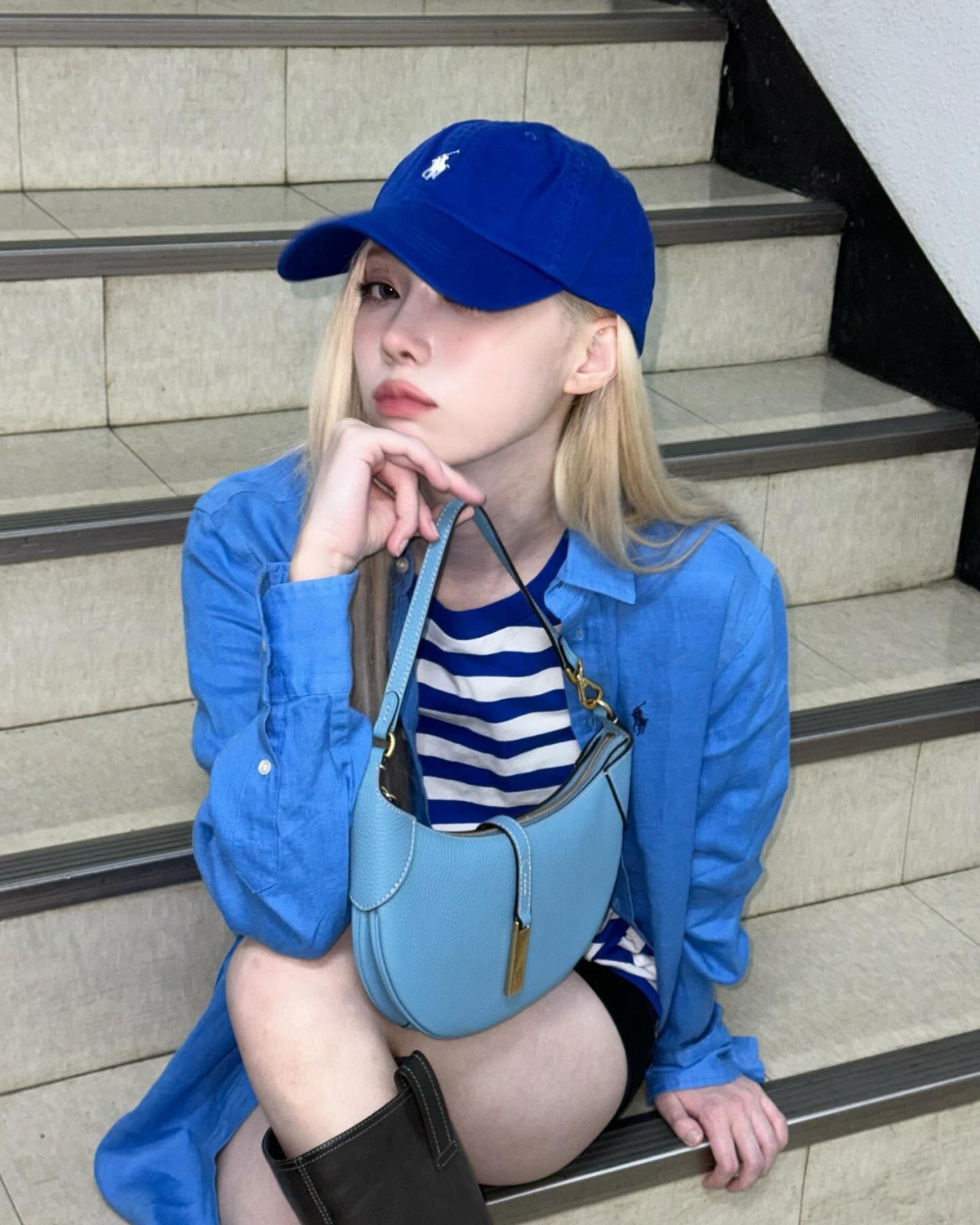 aespa Winter 全身藍色系的搭配，就算是休閒風也能感受到搭配的用心，既舒服又好看~