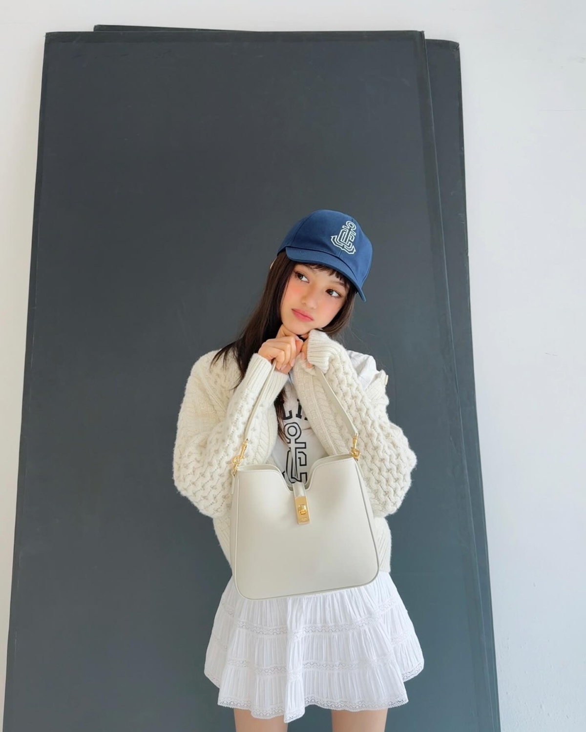 DANIELLE以全身白服裝搭配CELINE CAMILLE 16 SOFT手袋，輕鬆穿出漂亮的法式風格美學 