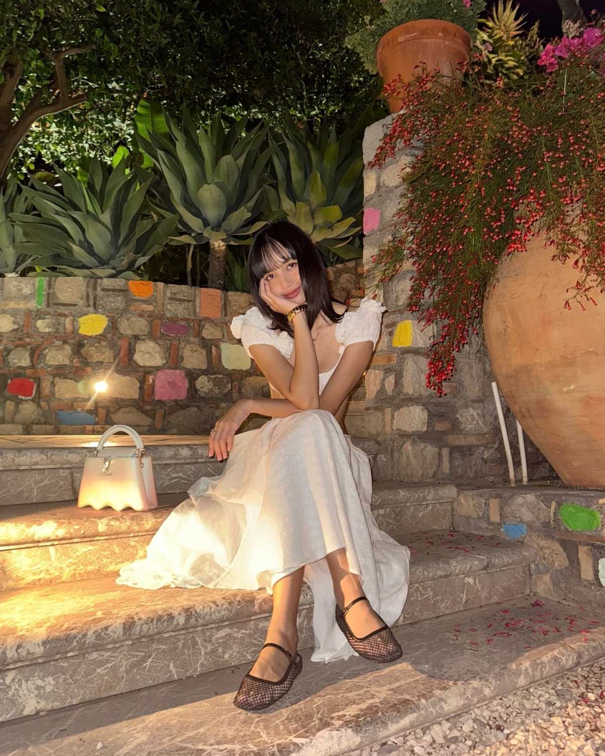 Lisa度假穿上全身白裙裝