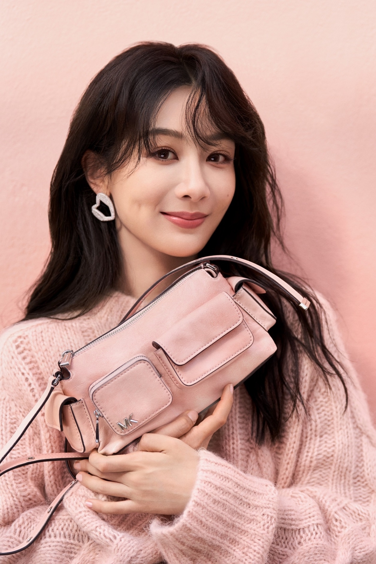 楊紫選穿以夢幻色調，以夢幻色調演繹陷入愛河的心動時分